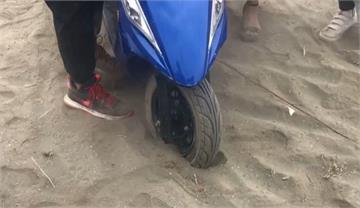 漁光島藝術節湧人潮 「沙地停車場」害機車輪胎卡卡