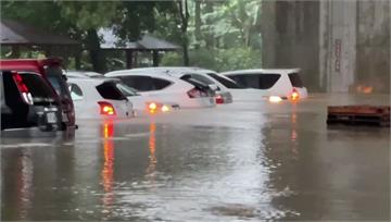 豪雨襲貓羅溪畔！ 民眾車內睡到一半...驚醒「水...