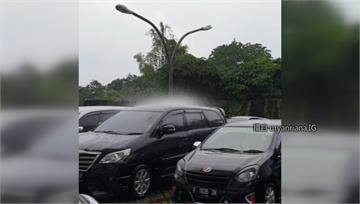 老天爺免費幫洗車！ 印尼停車場天降怪雨「單獨」狂...