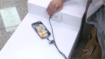 機場充電「個資、密碼恐被偷」！ 專家曝駭客改裝手...