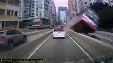香港巴士失控側翻意外 車上至少26傷、司機昏迷