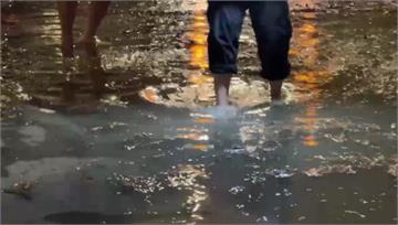 大雷雨夜襲台中！ 水淹店家、路面驚見坑洞