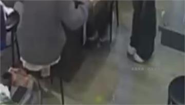 台南火鍋店打蛋灑滿地還嘻笑！遭疑浪費食材 當事人...