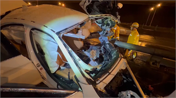 BMW國道高速自撞分隔島 1人摔飛車外 釀3死