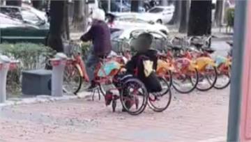 傻眼！阿嬤空踩iBike健身 外籍看護坐輪椅旁觀