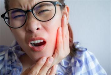 牙齦發炎小心和胃食道逆流有關！「罕見跡象」曝安眠...