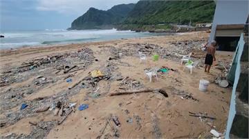颱風遠離別大意！大量海漂垃圾沖上岸 大武崙沙灘滿...