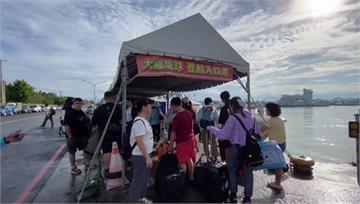 國慶連假首日出遊潮 前往小琉球碼頭擠滿人
