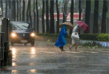 暴雨濕鞋不換恐釀敗血症！ 重症醫公開「雨天必備3...