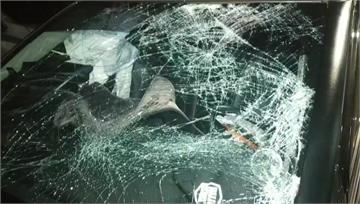 擋風玻璃「爆碎」！ Uber擦撞機車釀2傷