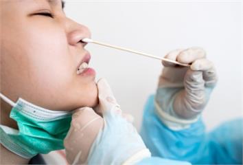 不發燒反而更危險！ 醫揭「新冠最新5大症狀」