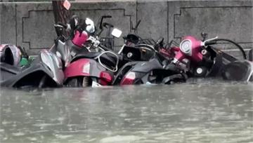 台南淹水停班課！摩托車倒泡水中、水淹中央分隔島 ...