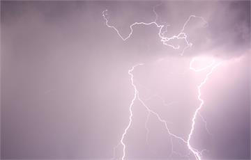 巴西民眾雨中聲援「前總統波索納洛」遭雷擊 47人...