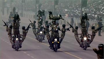 印度國慶日閱兵遊行 「機車疊羅漢」嘆為觀止