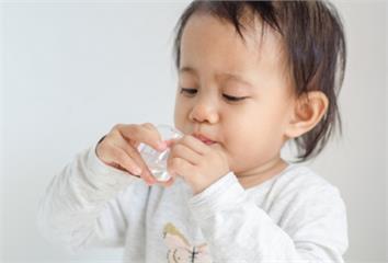 小孩吃藥能配果汁？醫揭「只有這1種安全」 這4類...