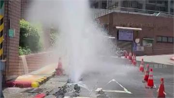 基隆施工不慎挖破水管 水柱狂噴釀附近1249戶停...