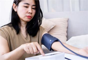 量血壓姿勢錯恐誤診高血壓！ 醫教「正確手臂擺放法...