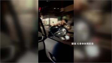 疑不滿遭按喇叭 騎士撿石頭朝車輛狠砸