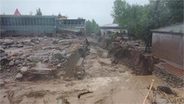 甘肅強降雨山洪爆發！泥流沖進村莊橋梁阻斷 至少1...