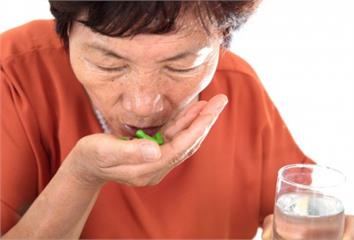吃藥配水就對了！ 果汁牛奶可能會讓藥變危險