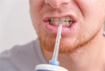 沖牙機沖一沖就乾淨？牙醫揭「3作用」  但做不到這件事