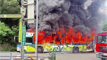 南港公車「燒成火球」濃煙狂竄 火勢撲滅後慘剩骨架