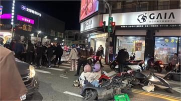 新竹轎車失控連撞4機車！女騎士慘捲輪下 眾人抬車...