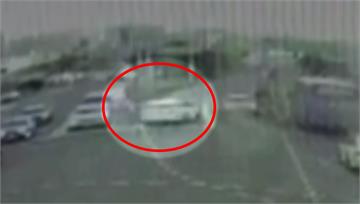 砰！轎車逆向撞台68快速道路護欄　駕駛墜橋亡