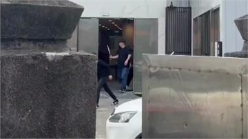 北市一間殯葬會館遭一群黑衣人持球棒衝入猛砸！警1...