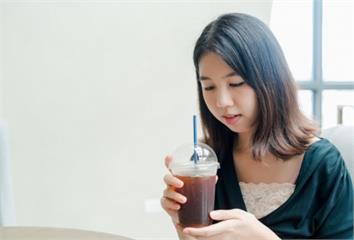 專家曝「夏天喝咖啡」4個錯誤行為  裝保溫杯恐讓...