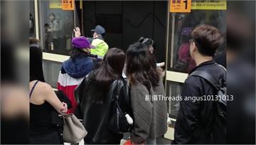 忠孝新生站月台門「秀逗？」 北捷：旅客物品掉落卡住