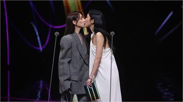  金鐘60／驚天一吻！楊謹華、柯佳嬿互嗆突相吻 ...