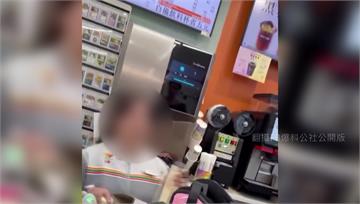 疑與客人發生爭執 超商店員崩潰下跪磕頭