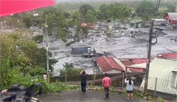 馬太鞍溪溢流水勢又變大！明利村貨櫃被沖走電杆斷 ...