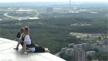 立陶宛電視塔「360度無死角」 遊客登高試膽