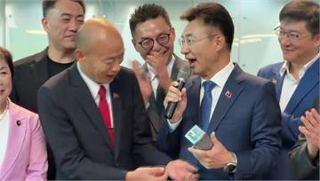韓國瑜率團訪美出發  江啟臣親送機贈維他命幫打氣