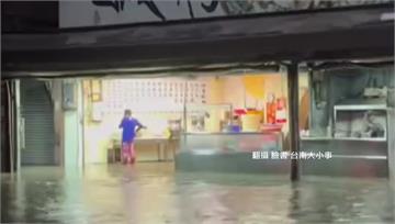 阿堂鹹粥也淹水！圓環變噴泉 民眾嘆：颱風吹壞屋頂...
