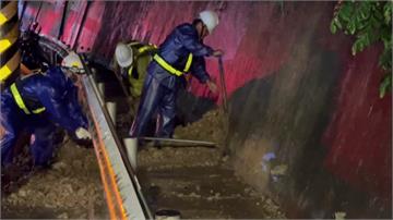 基隆信義區驚傳土石滑落！疑土壤含水量高釀災 人行...