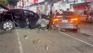 特斯拉暴衝連撞13車...險衝人群　賓士「擋下衝...