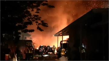 社子島汽車廢棄場遭祝融 70輛車燒成火球