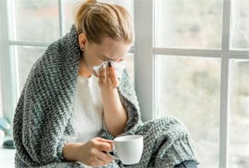 發燒、咳嗽別以為是無害的感冒！出現「4大症狀」恐...