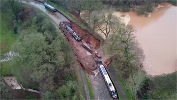 英國運河潰堤出現天坑 多艘船隻受困