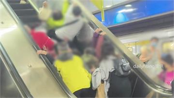 北捷亞東醫院站電扶梯摔倒意外！8人骨牌式堆疊「摔...