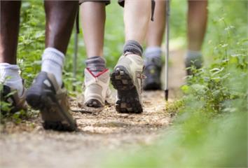 跑前沒暖身、跑步過量都會產生運動傷害  跑不動就...