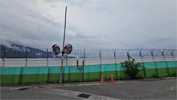 花蓮F-16降落疑失準撞路燈　空軍：依法賠償並強...