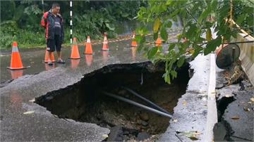 桃園大溪道路塌陷 驚見25平方米「天坑」