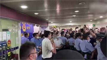 中國海南三亞突封城 8萬旅客滯留怒喊「回家」