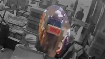 搬走一箱6公斤鳳梨酥 「阿湯哥」阿伯投案了！稱已...