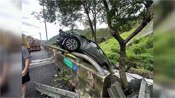 國道休旅車撞前車掛護欄 肇事駕駛「打坐」等待警方...