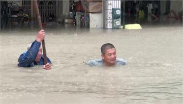 台南二仁溪暴漲 民宅水淹至住戶脖子高